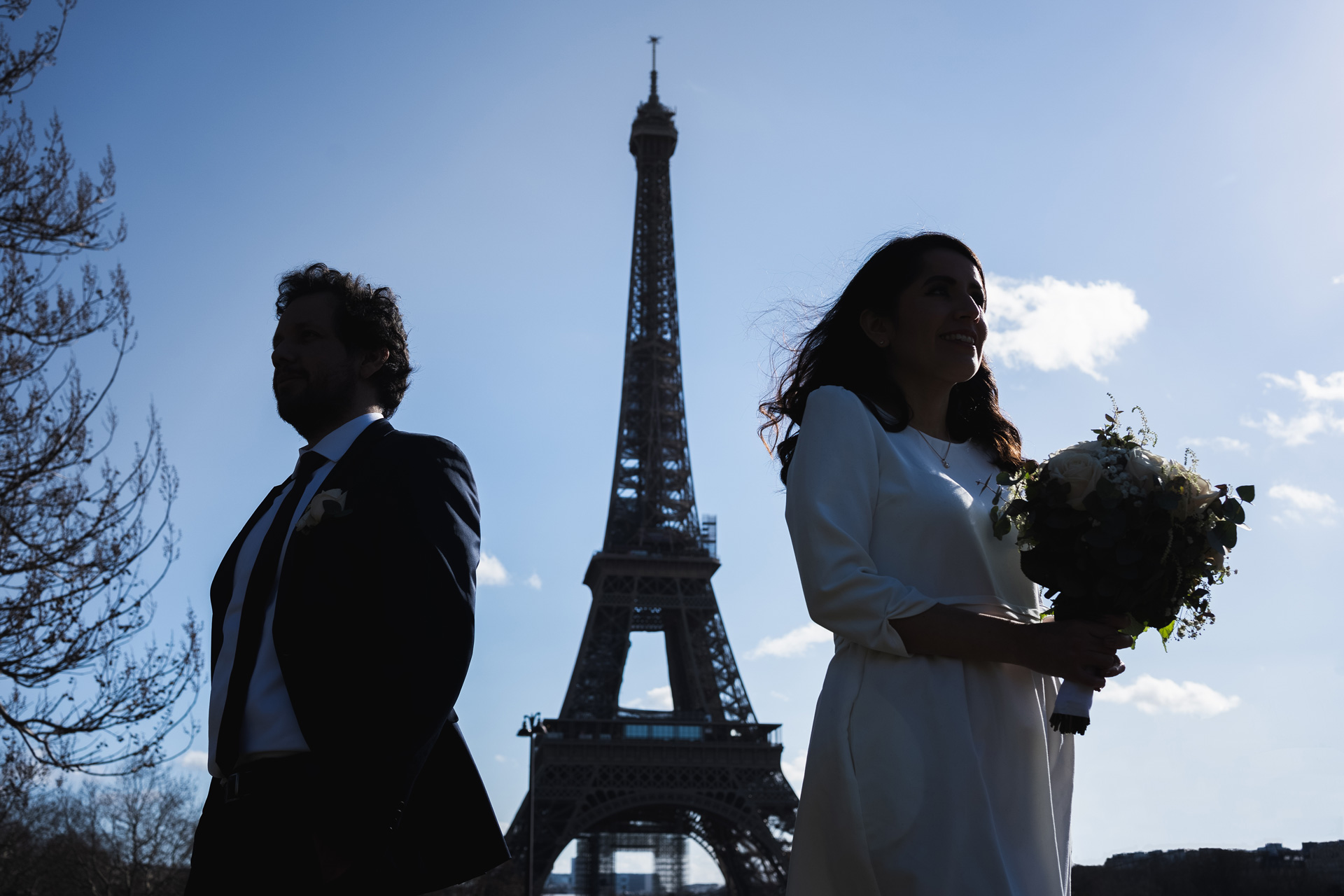 mariés avec la tour Eiffel