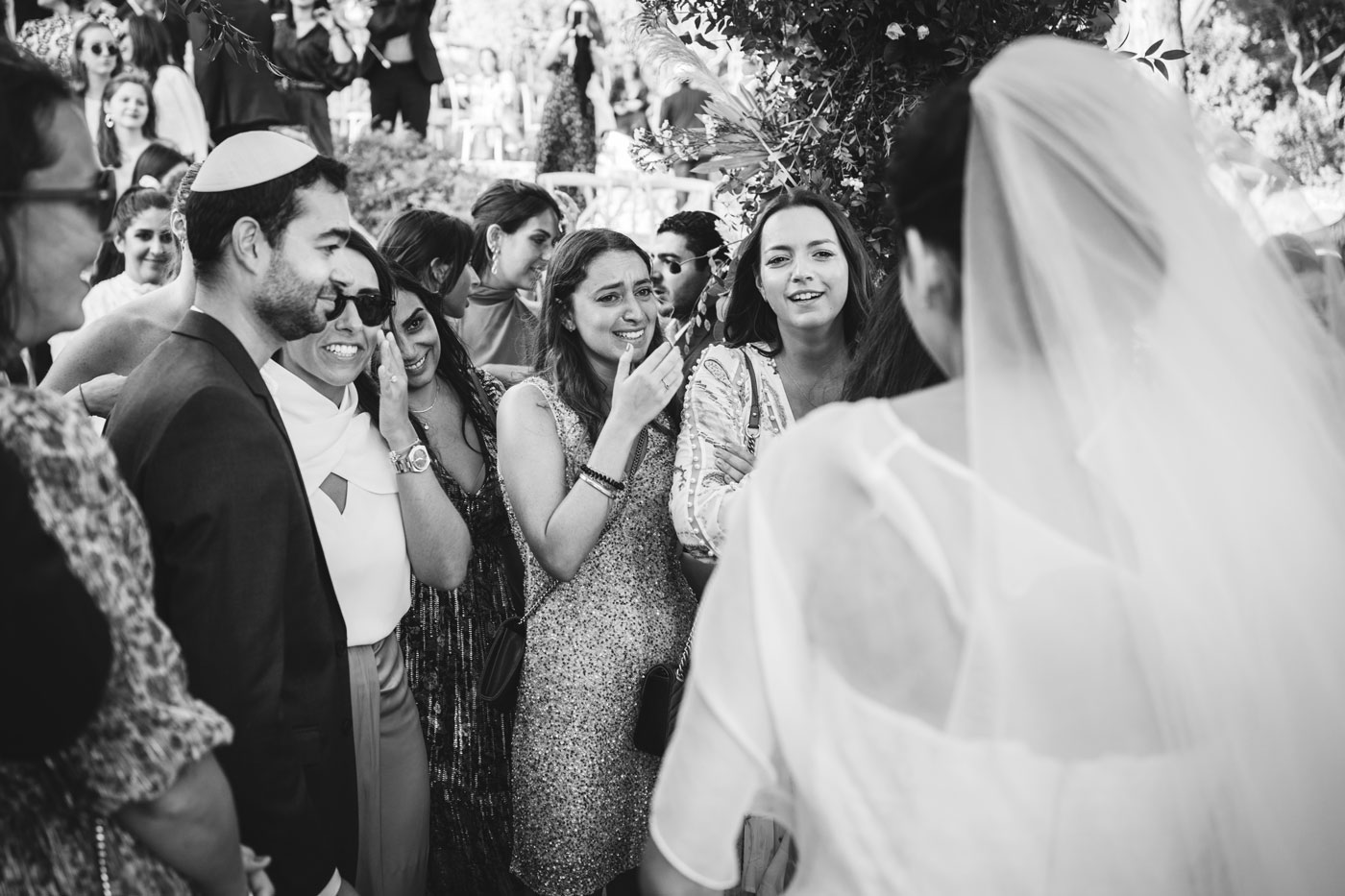 la mariée avec les invités pleines d'émotions