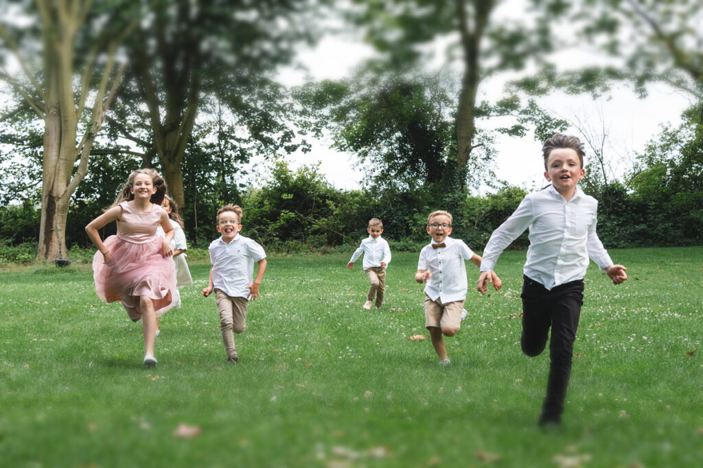 enfants qui courent mariage