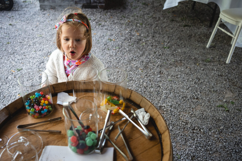 enfant qui regardent des bonbons