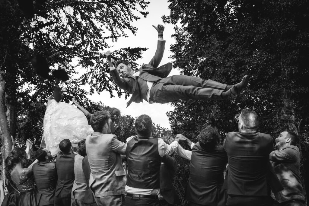 lancer des mariés dans les airs